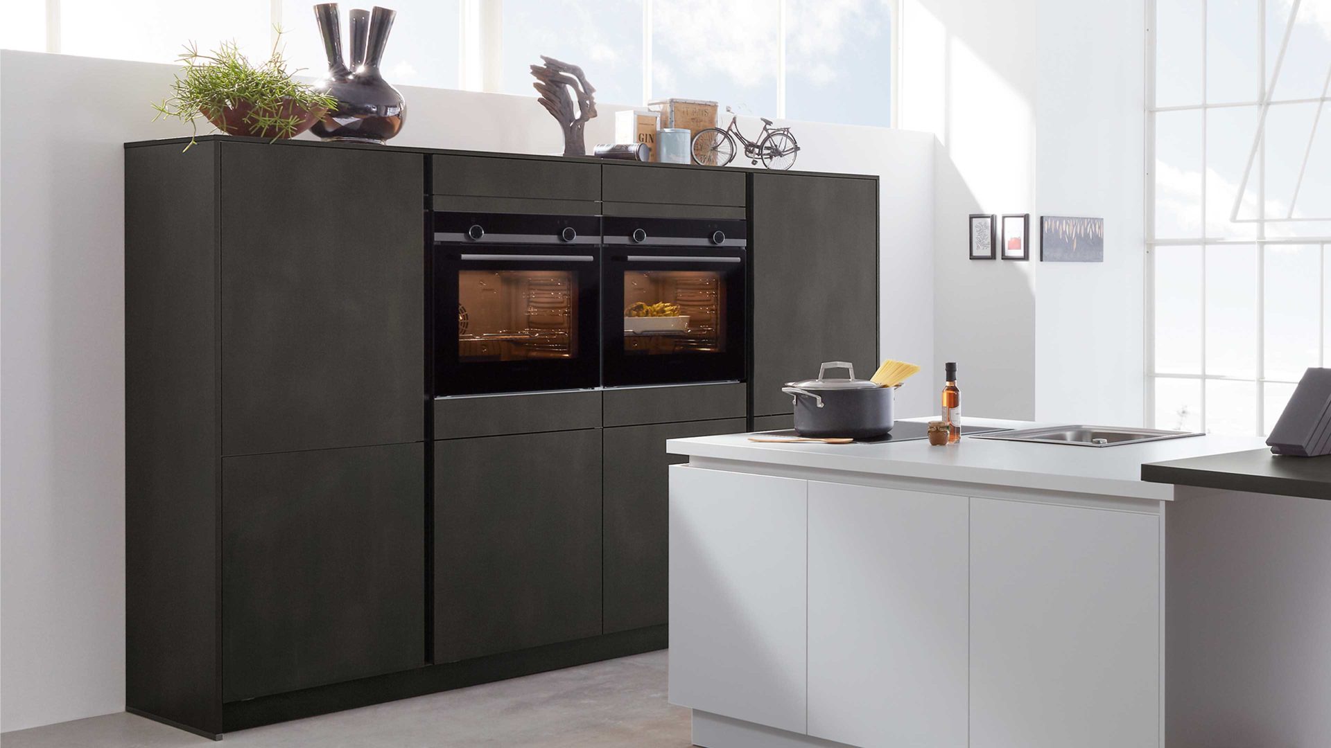 Einbauküche WERT KÜCHE® aus Holz in Dunkelgrau WERT KÜCHE® Nova mit SIEMENS Einbaugeräten Kristallweiß & Stahl dunkel – zweizeilig