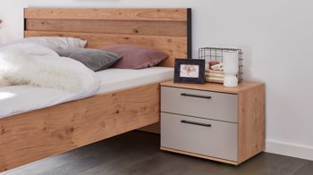 Nachtkommode Interliving aus Holz in Grau Interliving Schlafzimmer Serie 1024 – Nachtkommode zwei Schubladen, Taupe & Balkeneiche - Breite ca. 46 cm