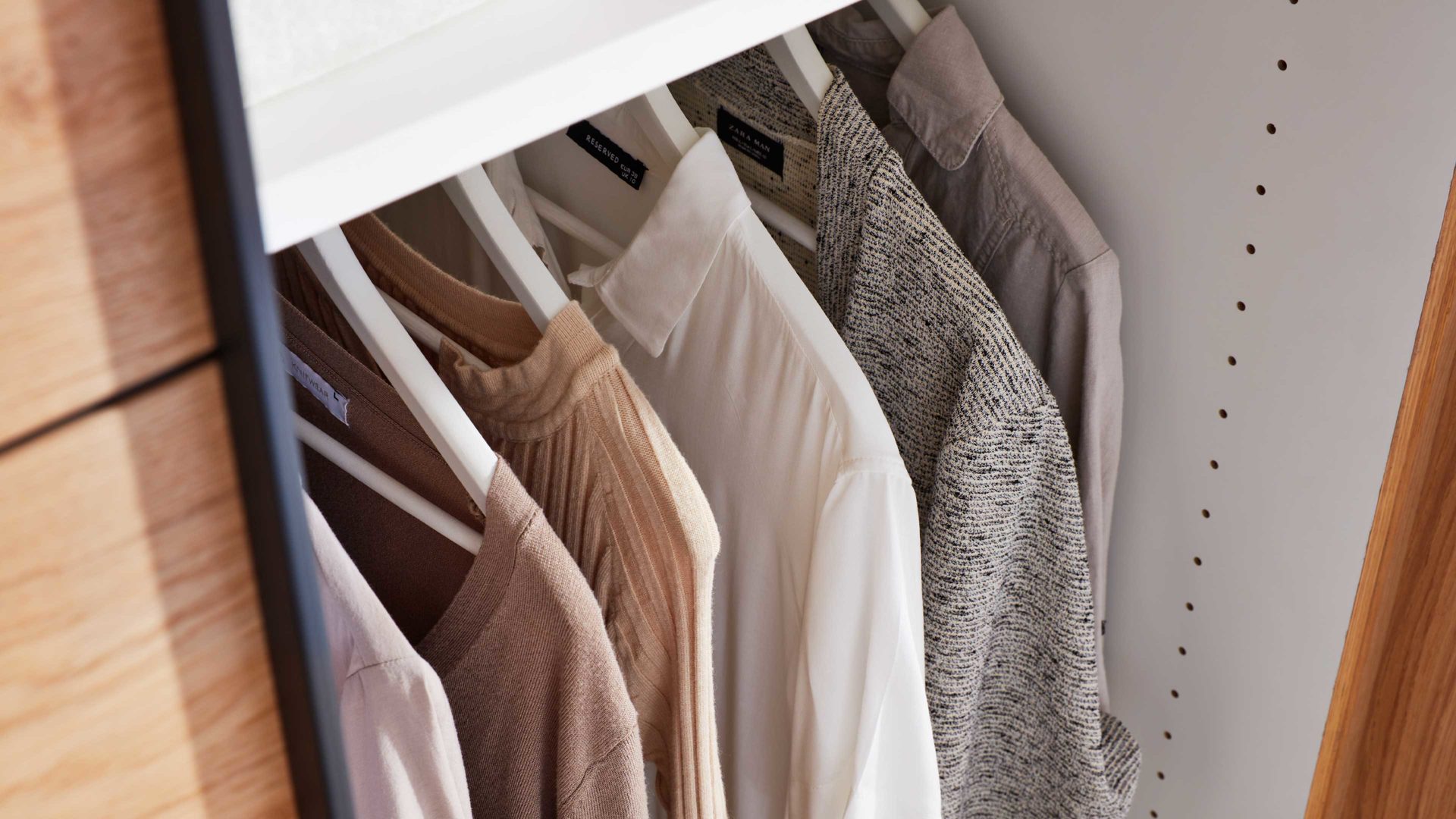 Kleiderschrank Interliving aus Holz in Beige Interliving Schlafzimmer Serie 1024 – Schwebetürenschrank 983006 Design 27,  Sand & Balkeneiche - zwei Türen, Breite ca. 301 cm