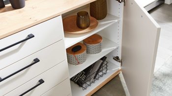 Kombikommode Interliving aus Holz in Beige Interliving Schlafzimmer Serie 1024 – Kombikommode rechts eine Tür, links fünf Schubladen - Sand & Balkeneiche, Breite ca. 120 cm