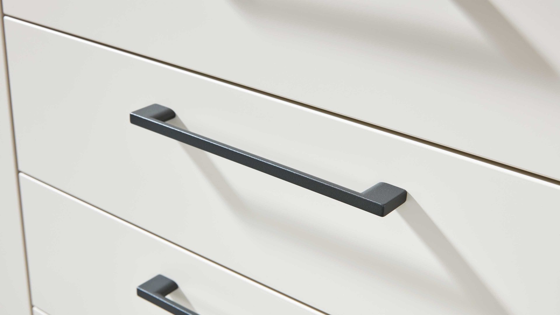 Kombikommode Interliving aus Holz in Beige Interliving Schlafzimmer Serie 1024 – Kombikommode 56016 links eine Tür, rechts fünf Schubladen - Sand & Balkeneiche, Breite ca. 120 cm