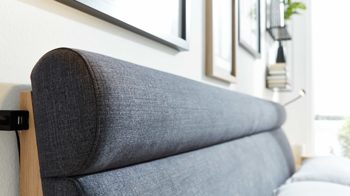 Bettgestell Interliving aus Holz in Anthrazit Interliving Schlafzimmer Serie 1023 – Bettgestell 83538 schwebend, Liegefläche ca. 140 x 200 cm - Balkeneiche & Anthrazit