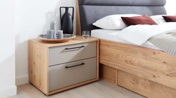 Nachtkommode Interliving aus Holz in Grau Interliving Schlafzimmer Serie 1023 – Nachtkommode Breite ca. 50 cm - Taupe & Balkeneiche, zwei Schubladen