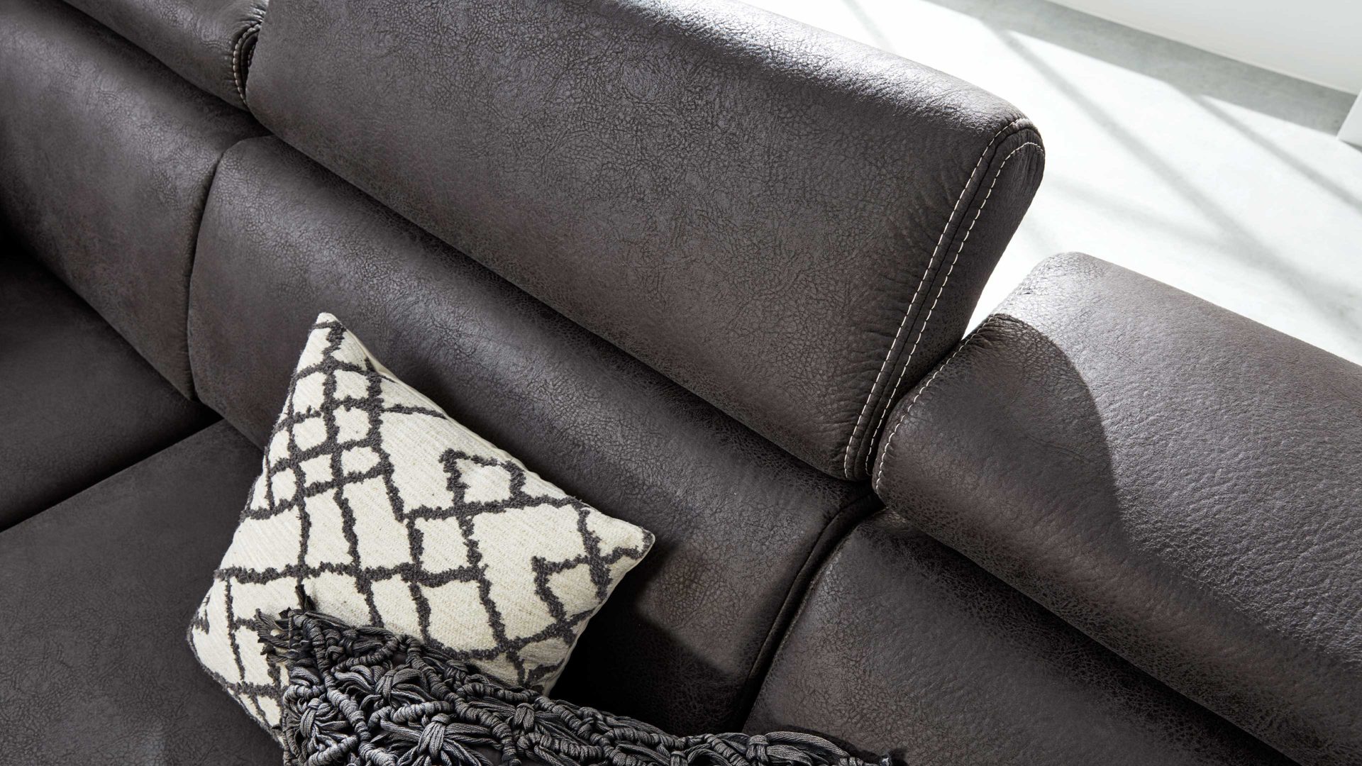 Funktion Interliving aus Metall in Transparent Interliving Sofa Serie 4252 – Kopfteilverstellung manuelle Funktion