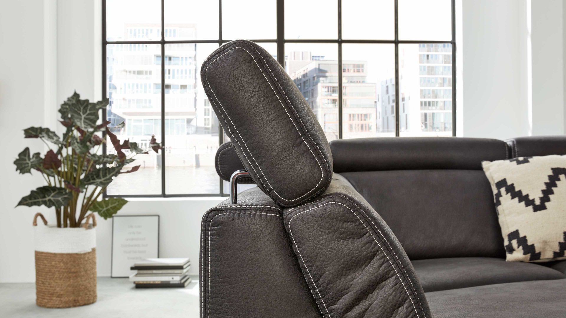 Funktion Interliving aus Metall in Transparent Interliving Sofa Serie 4252 – Kopfteilverstellung manuelle Funktion