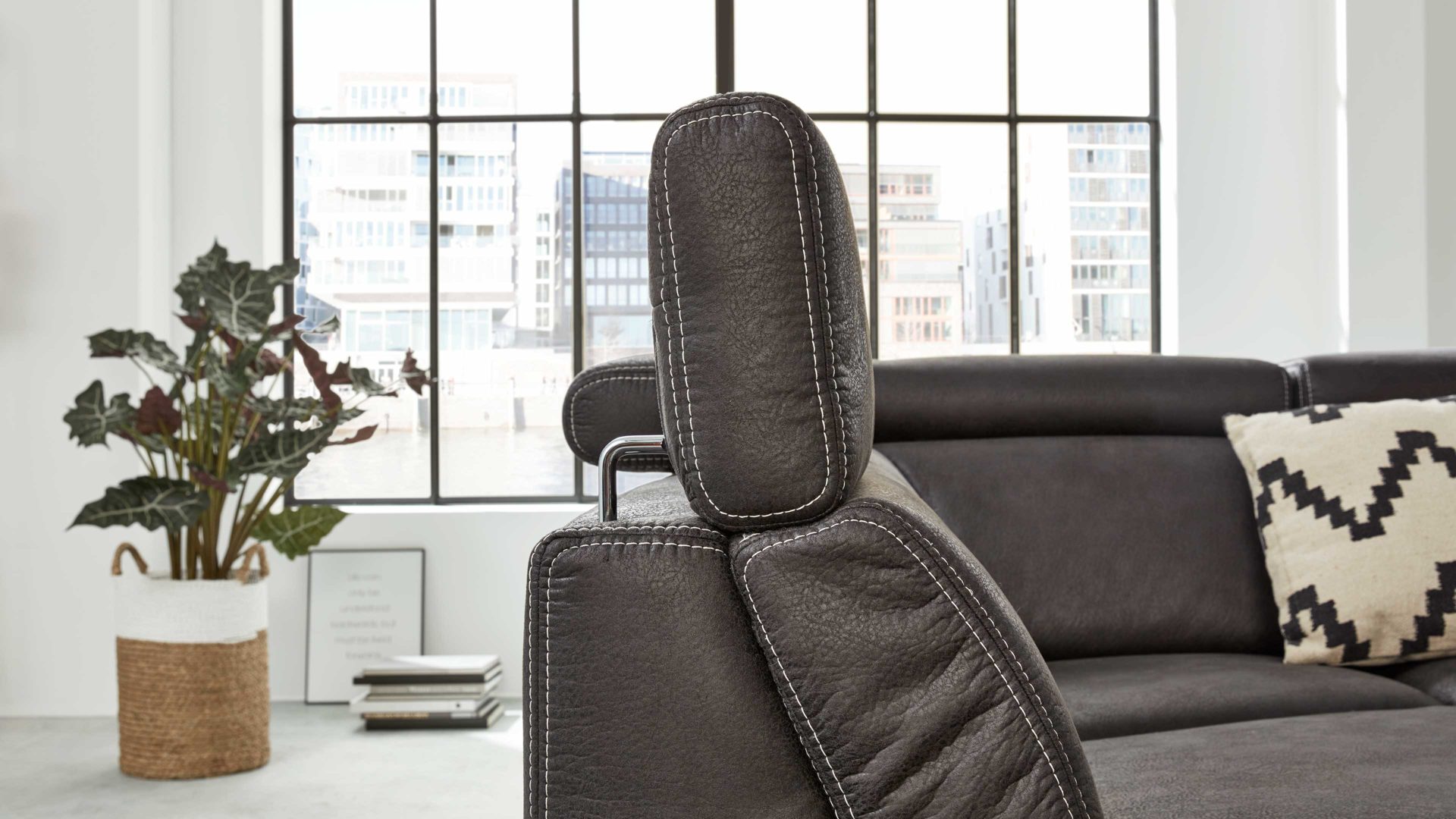 Funktion Interliving aus Metall in Transparent Interliving Sofa Serie 4252 – Kopfteilverstellung manuelle Funktion mit Höhenverstellung