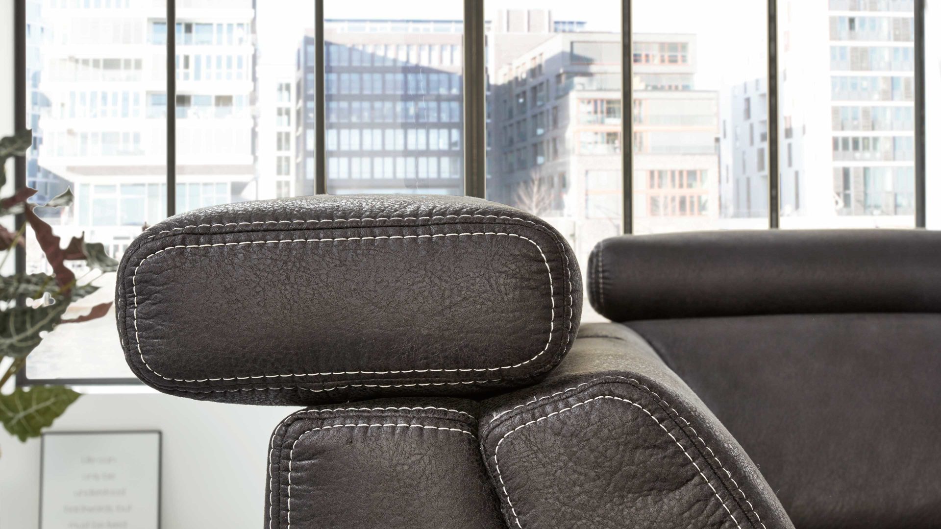 Funktion Interliving aus Metall in Transparent Interliving Sofa Serie 4252 – Kopfteilverstellung manuelle Funktion