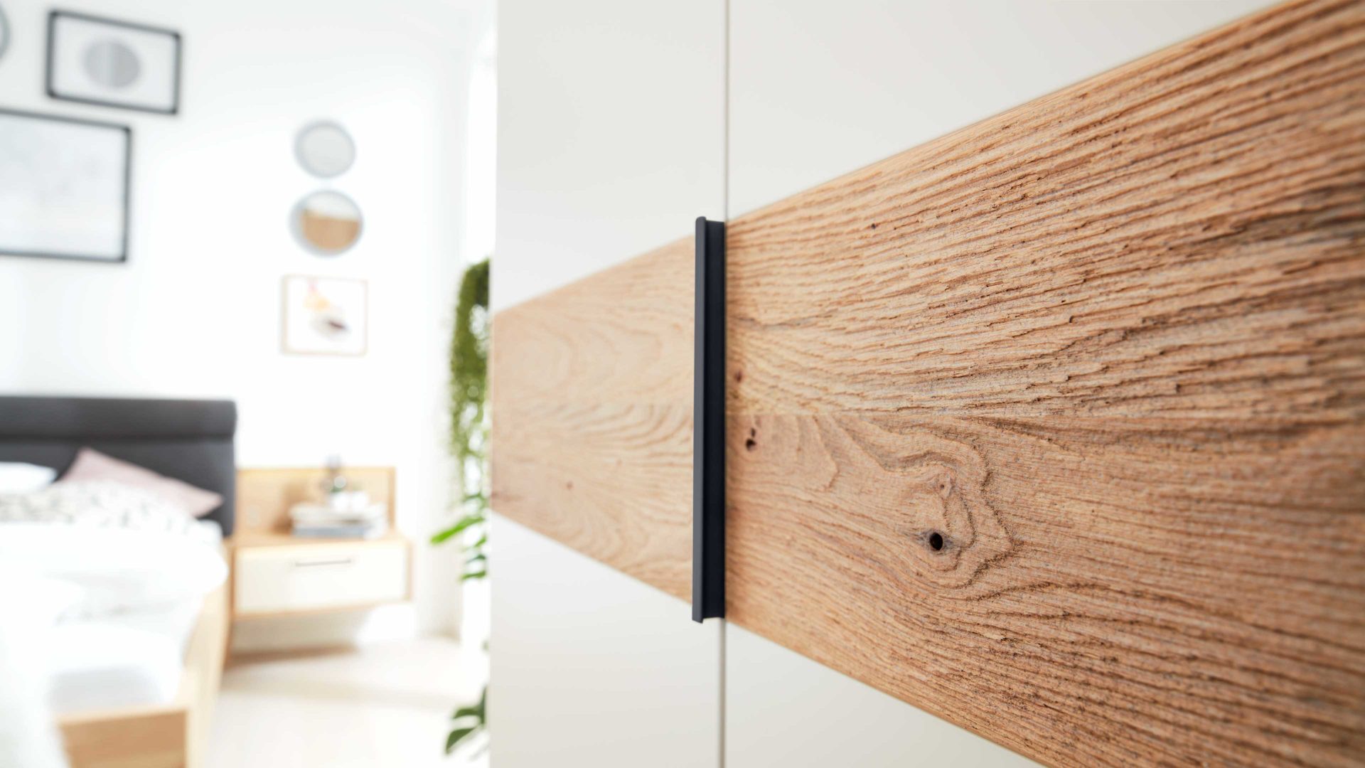 Kleiderschrank Interliving aus Holz in Weiß Interliving Schlafzimmer Serie 1023 – Kleiderschrank Weiß & Balkeneiche - sechs Türen, Breite ca. 269 cm