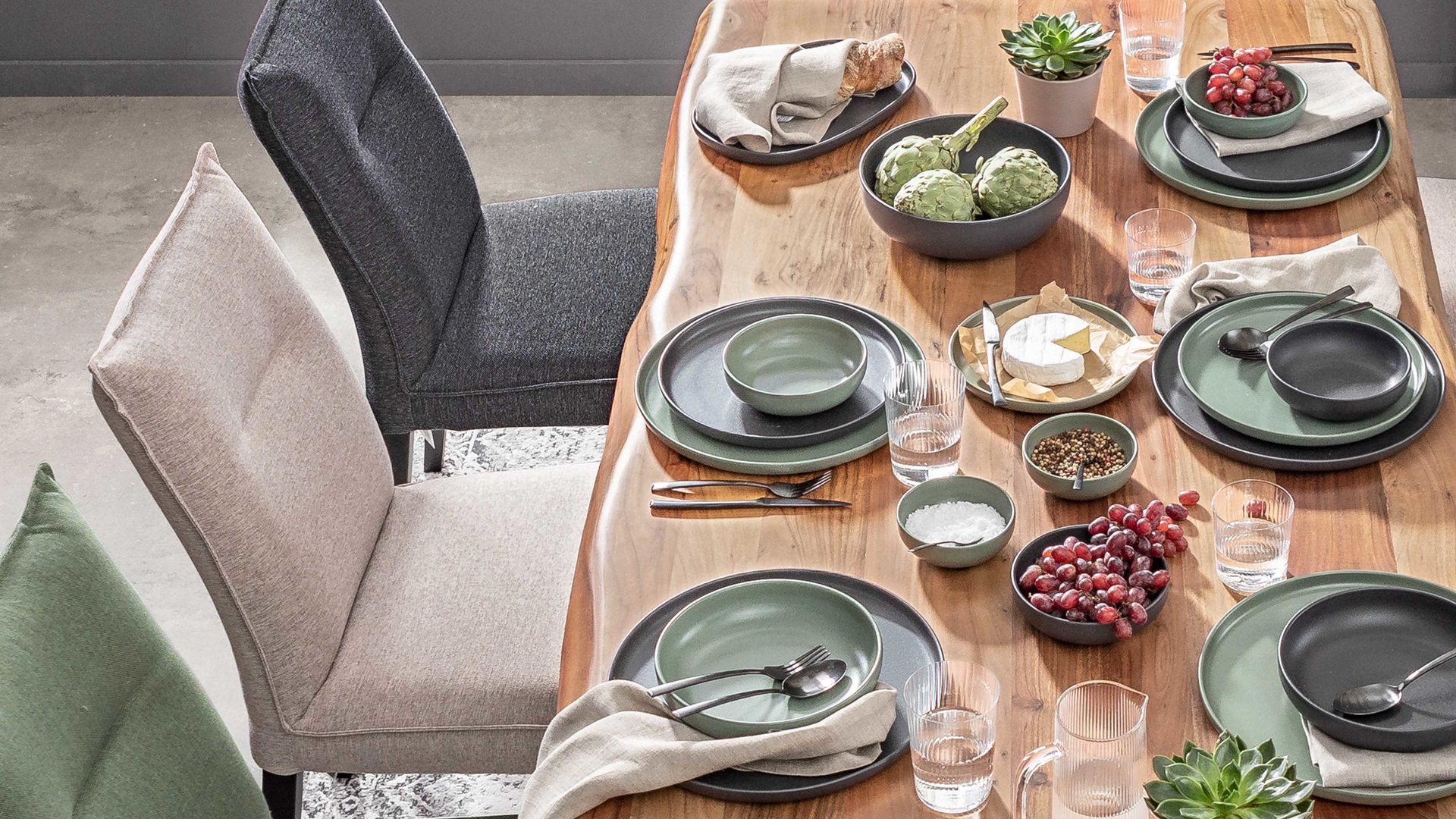 Polsterstuhl Standard furniture factory aus Stoff in Beige Polsterstuhl Bornholm sandfarbener Stoffbezug Lars 62 & schwarze Holzfüße