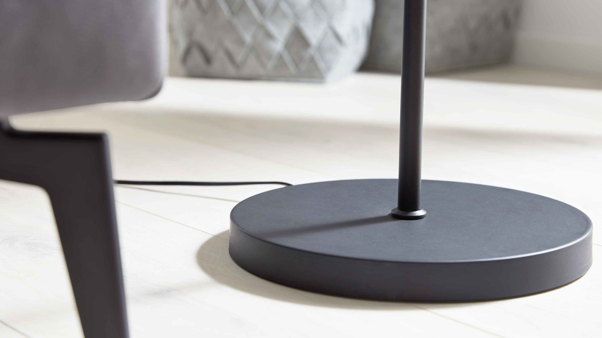 Stehleuchte Interliving aus Glas in Grau Interliving Leuchten Serie 9332 - Stehleuchte Rauchglas & Mattschwarz – Höhe ca. 143 cm