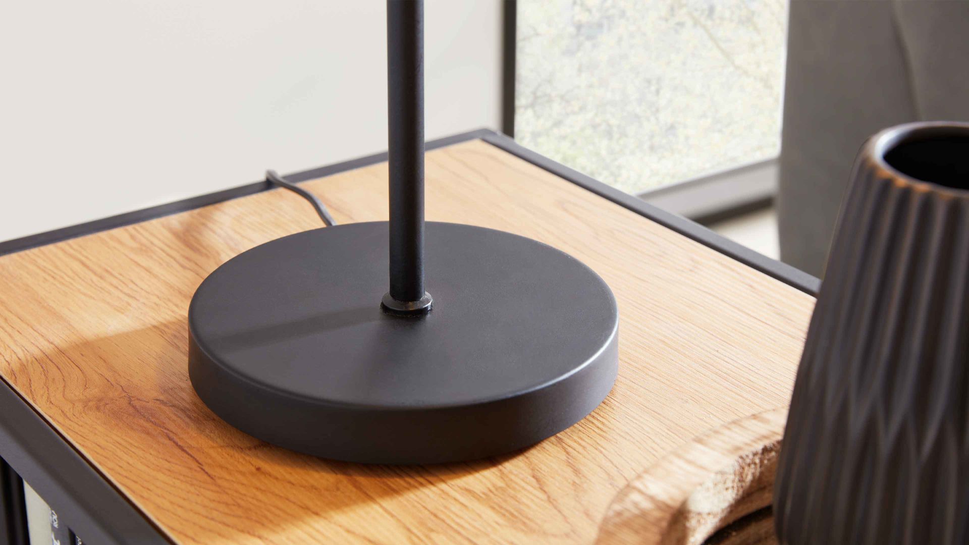 Tischleuchte Interliving aus Glas in Grau Interliving Leuchten Serie 9332 - Tischleuchte Rauchglas & Mattschwarz – Höhe ca. 52 cm