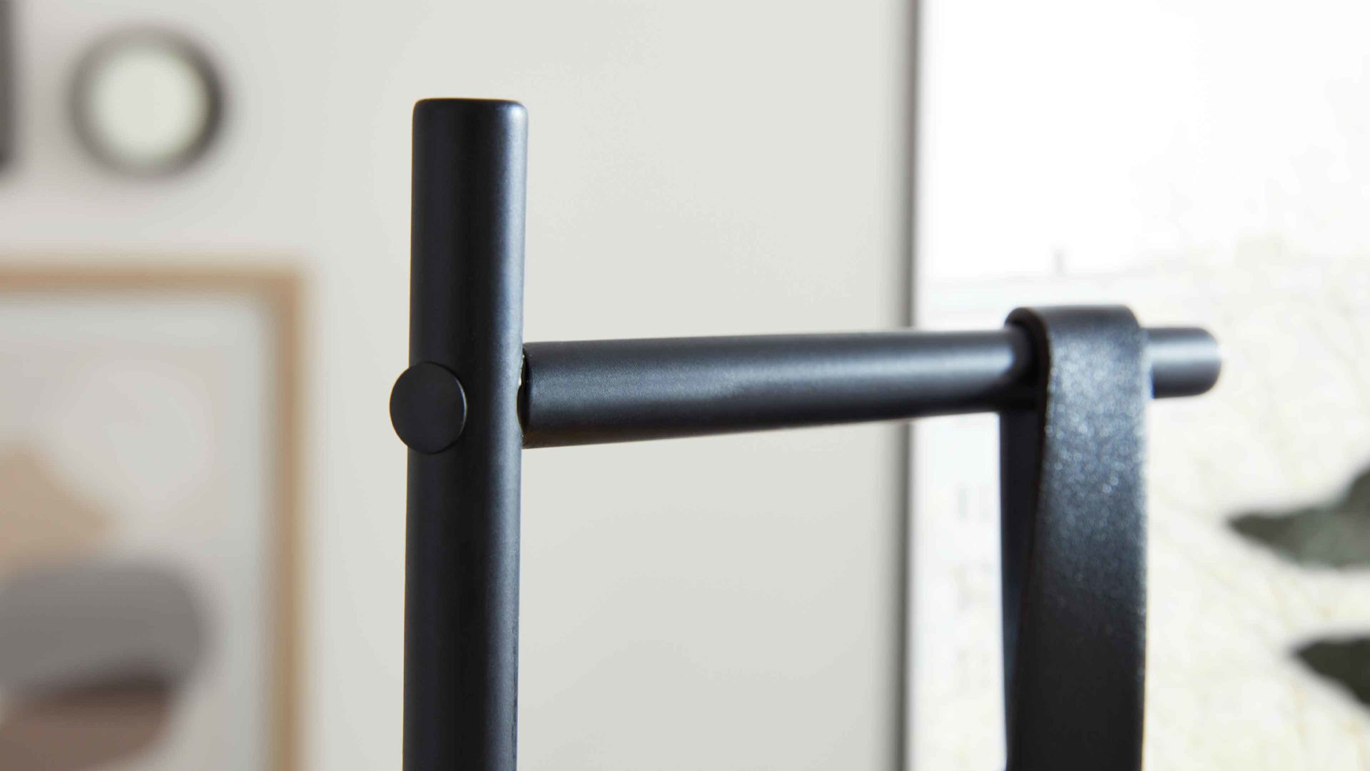 Tischleuchte Interliving aus Glas in Grau Interliving Leuchten Serie 9332 - Tischleuchte Rauchglas & Mattschwarz – Höhe ca. 52 cm