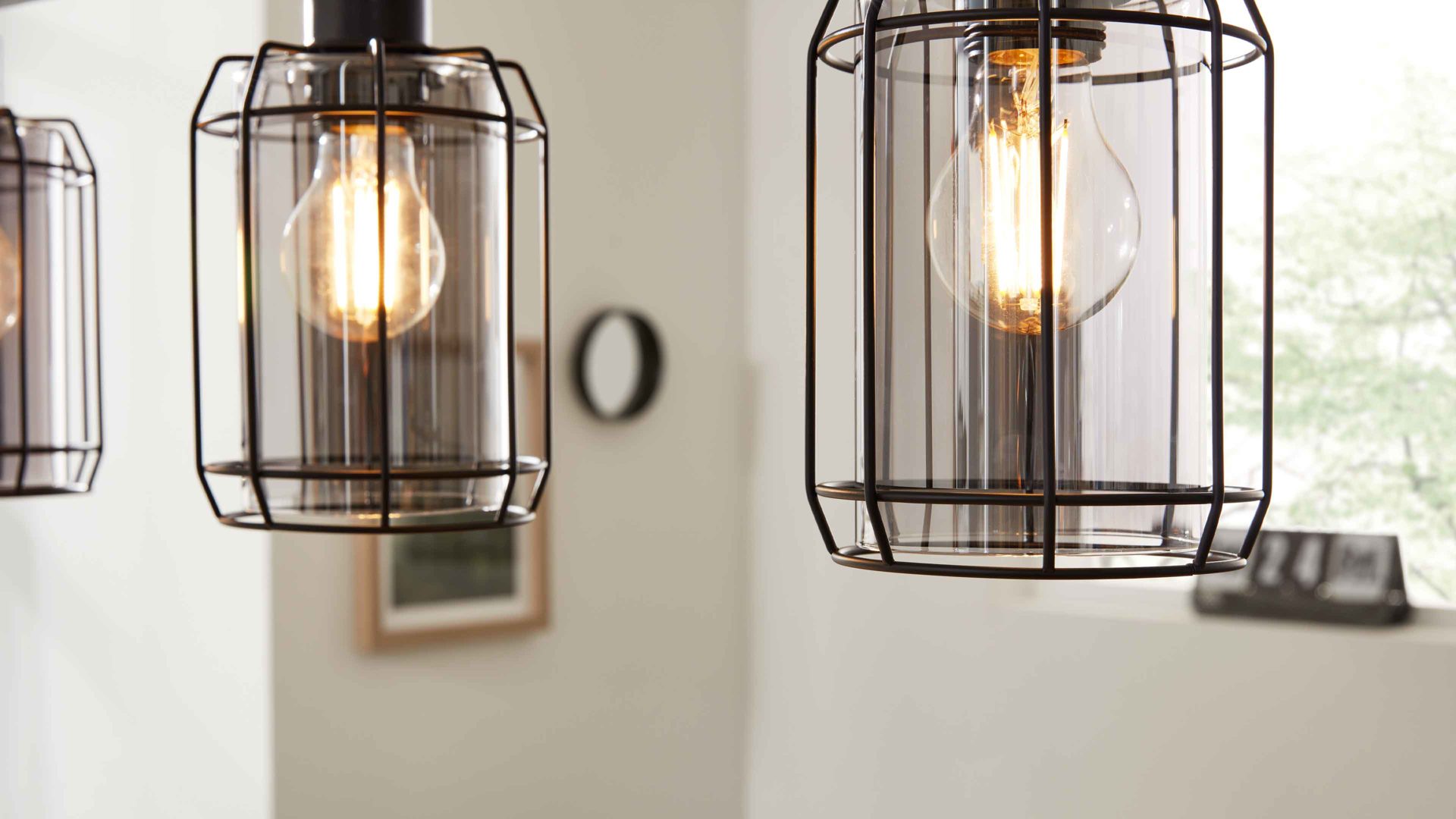 Pendelleuchte Interliving aus Glas in Grau Interliving Leuchten Serie 9331 - Hängeleuchte Rauchglas & Mattschwarz – Länge ca. 77 cm