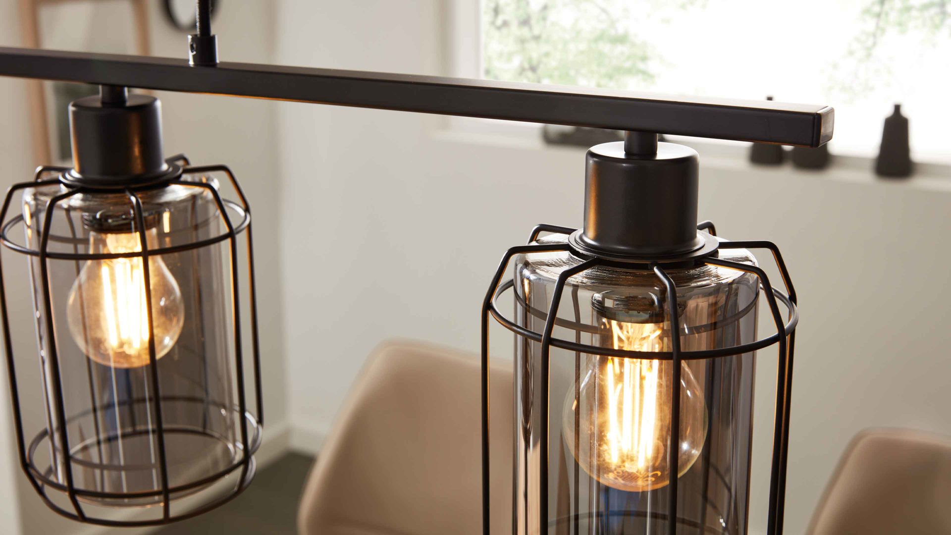 Pendelleuchte Interliving aus Glas in Grau Interliving Leuchten Serie 9331 - Hängeleuchte Rauchglas & Mattschwarz – Länge ca. 98 cm