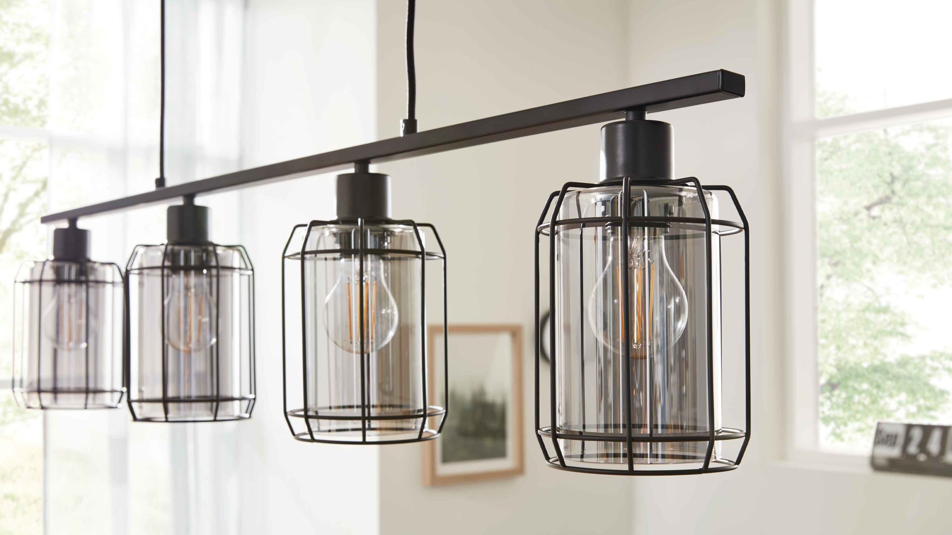 Pendelleuchte Interliving aus Glas in Grau Interliving Leuchten Serie 9331 - Hängeleuchte Rauchglas & Mattschwarz – Länge ca. 98 cm