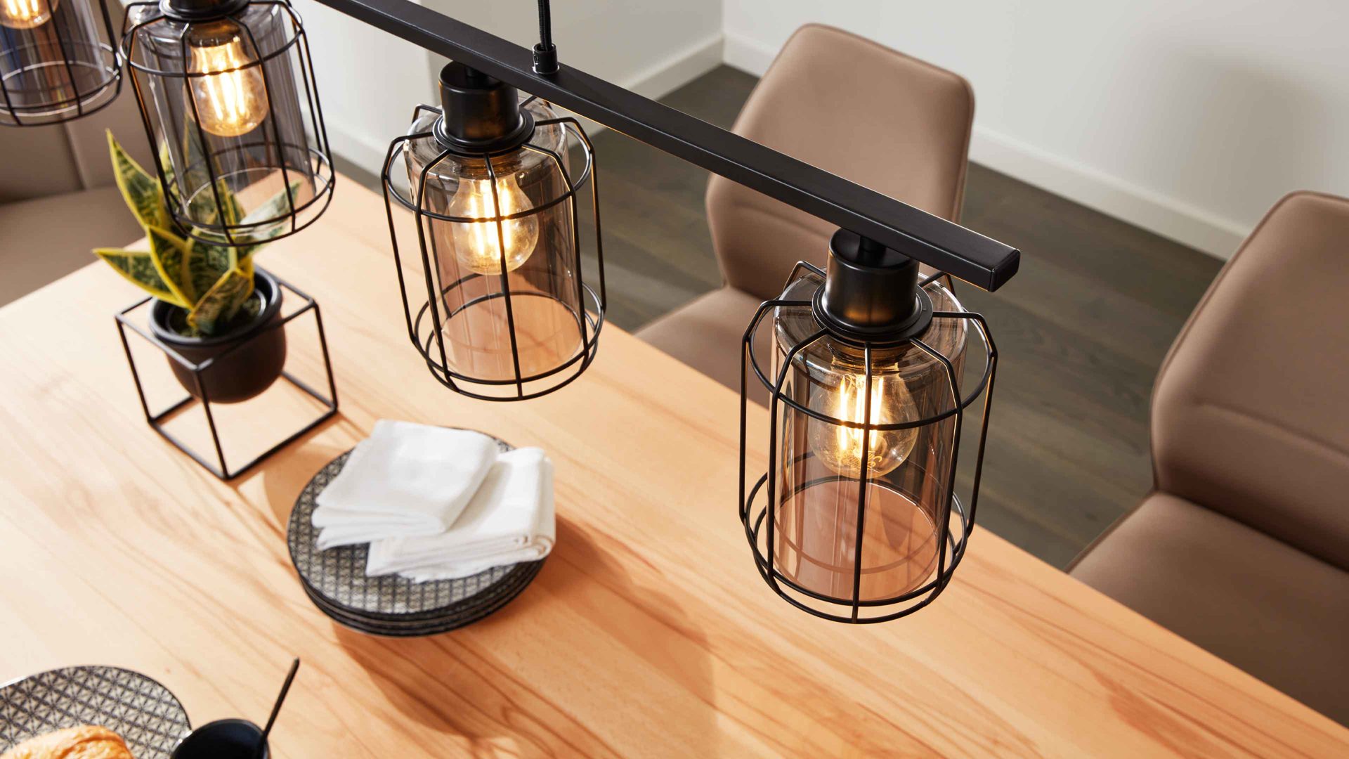 Pendelleuchte Interliving aus Glas in Grau Interliving Leuchten Serie 9331 - Hängeleuchte Rauchglas & Mattschwarz – Länge ca. 98 cm