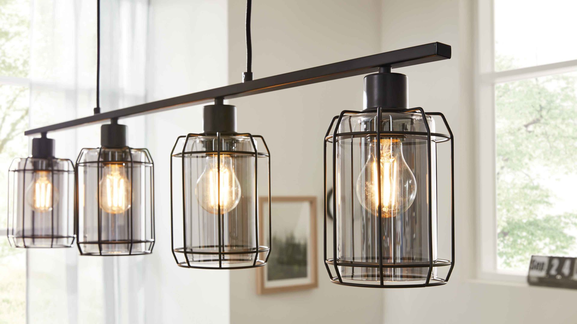 Pendelleuchte Interliving aus Glas in Grau Interliving Leuchten Serie 9331 - Hängeleuchte Rauchglas & Mattschwarz – Länge ca. 98 cm