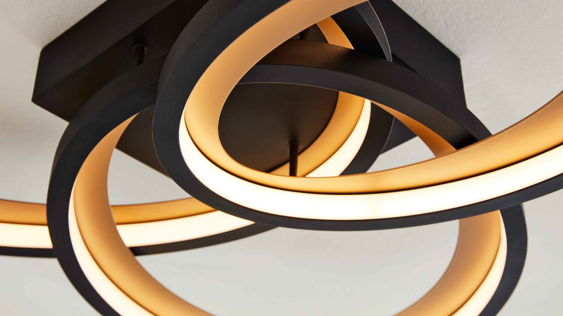 Deckenleuchte Interliving aus Metall in Schwarz Interliving Leuchten Serie 9337 - Deckenleuchte Mattschwarz & Gold – ca. 69 x 60 cm