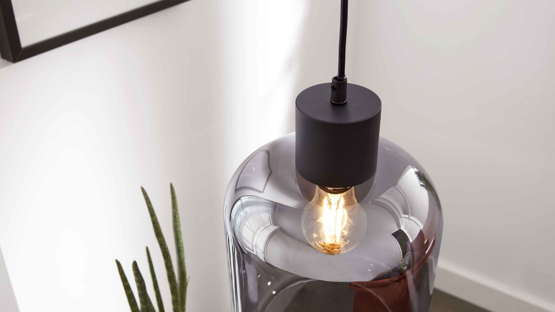 Pendelleuchte Interliving aus Glas in Grau Interliving Leuchten Serie 9341 - Hängeleuchte Rauchglas & Mattschwarz – Durchmesser ca. 20 cm