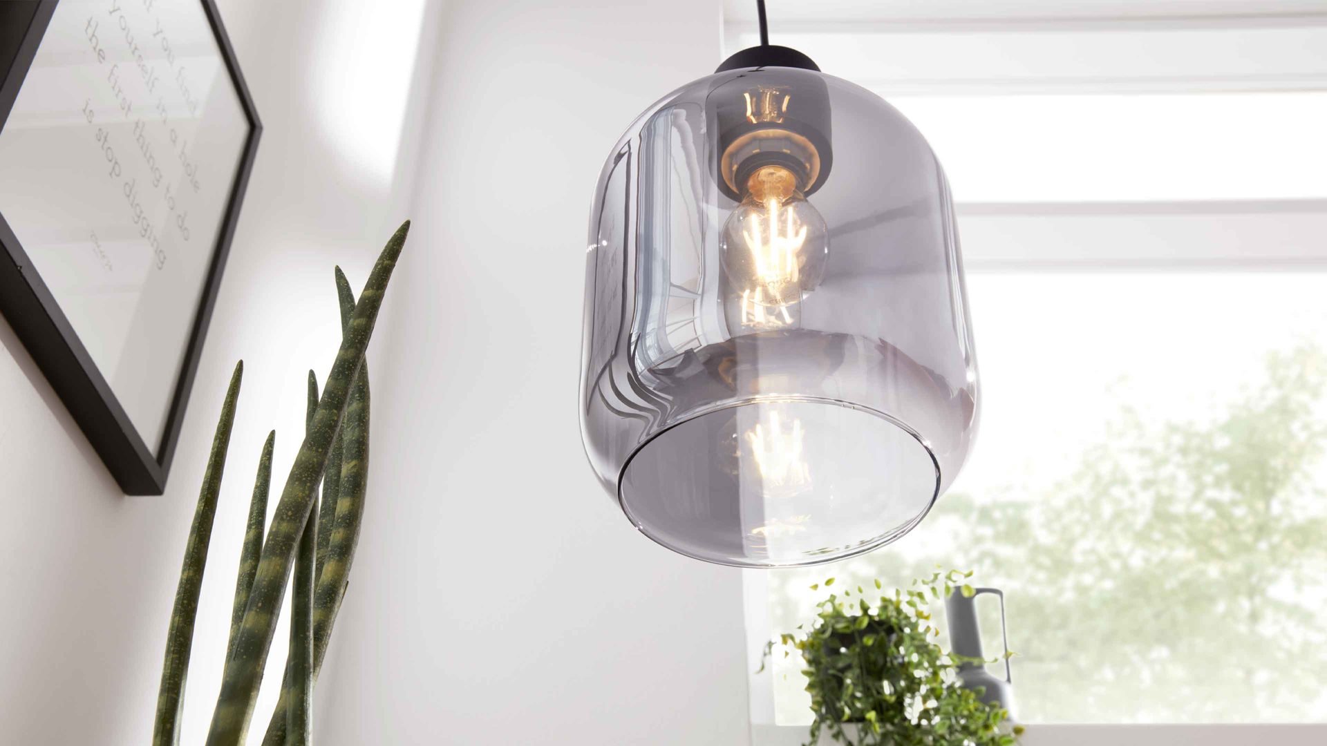 Pendelleuchte Interliving aus Glas in Grau Interliving Leuchten Serie 9341 - Hängeleuchte Rauchglas & Mattschwarz – Durchmesser ca. 20 cm