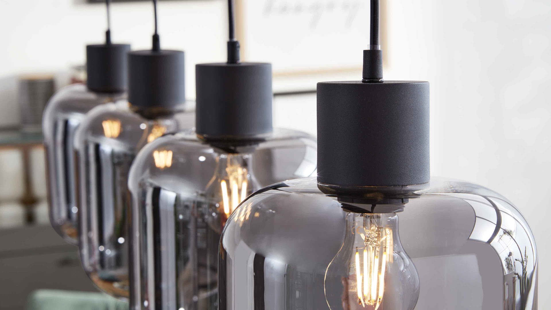 Pendelleuchte Interliving aus Glas in Grau Interliving Leuchten Serie 9341 - Hängeleuchte Rauchglas & Mattschwarz – Länge ca. 115 cm