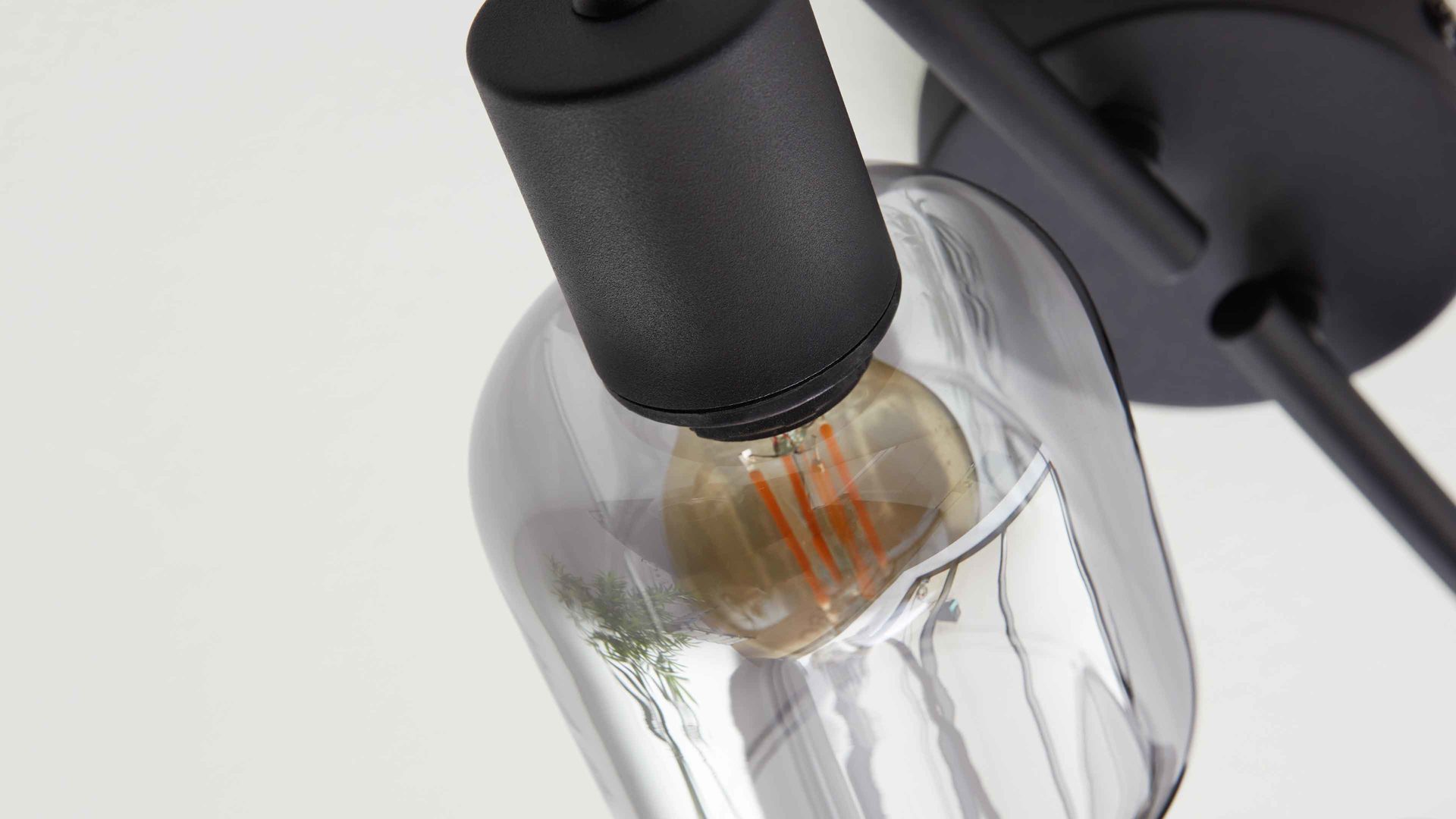 Deckenleuchte Interliving aus Glas in Grau Interliving Leuchten Serie 9341 - Deckenleuchte Rauchglas & Mattschwarz – Länge ca. 38 cm