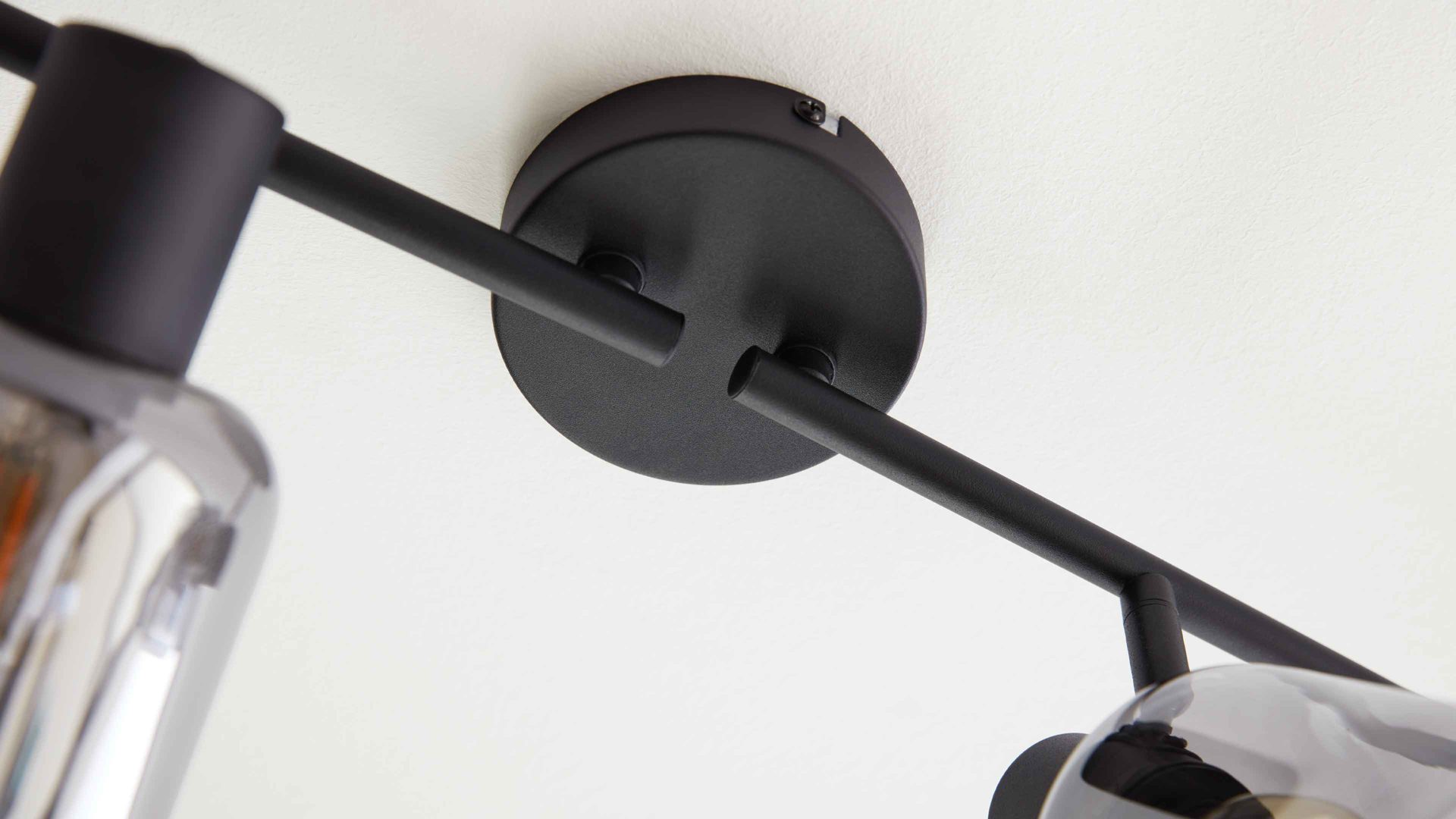 Deckenleuchte Interliving aus Glas in Grau Interliving Leuchten Serie 9341 - Deckenleuchte Rauchglas & Mattschwarz – Länge ca. 89 cm