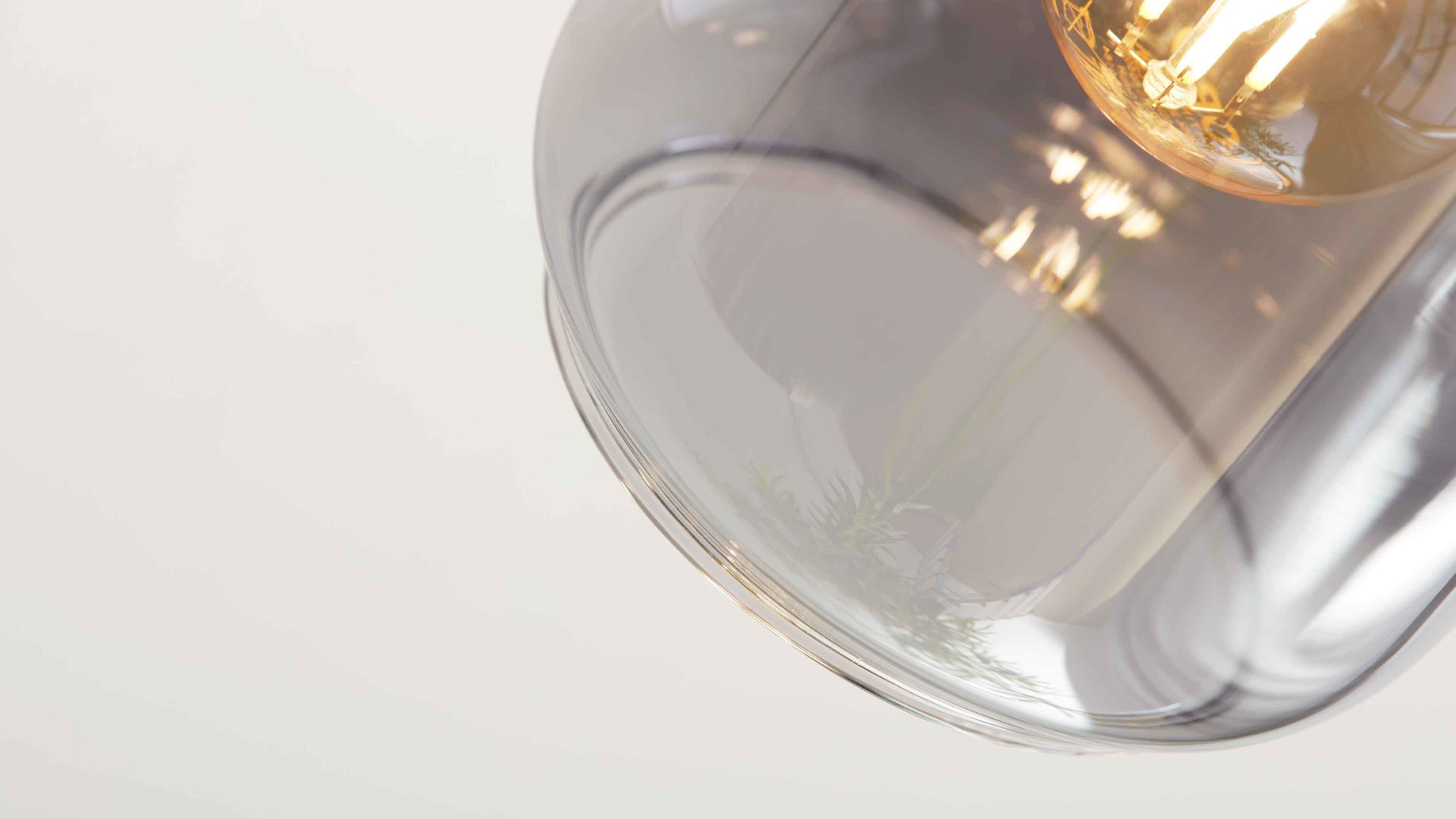 Deckenleuchte Interliving aus Glas in Grau Interliving Leuchten Serie 9341 - Deckenleuchte Rauchglas & Mattschwarz – Länge ca. 89 cm