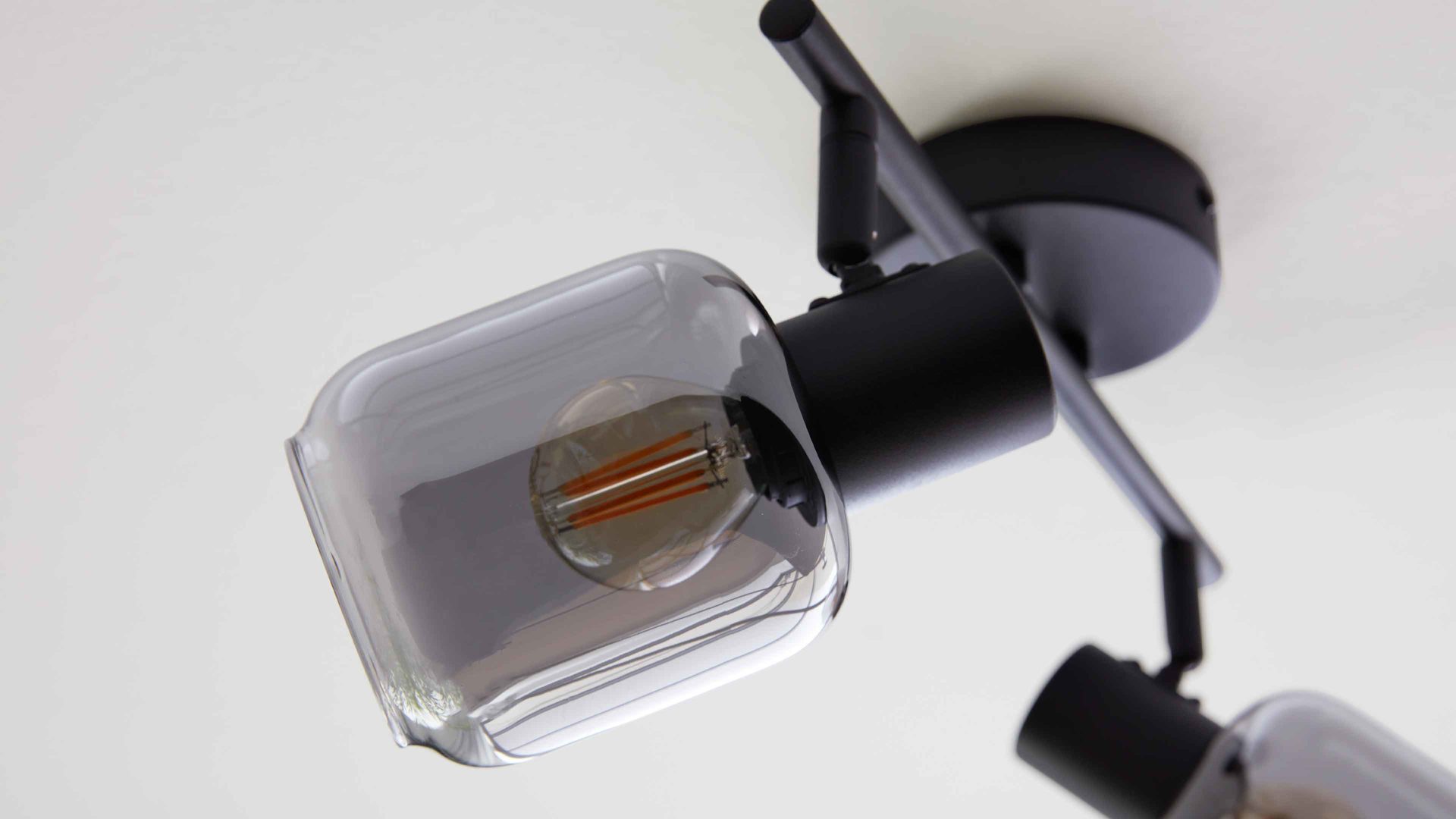 Deckenleuchte Interliving aus Glas in Grau Interliving Leuchten Serie 9341 - Deckenleuchte Rauchglas & Mattschwarz – Länge ca. 38 cm