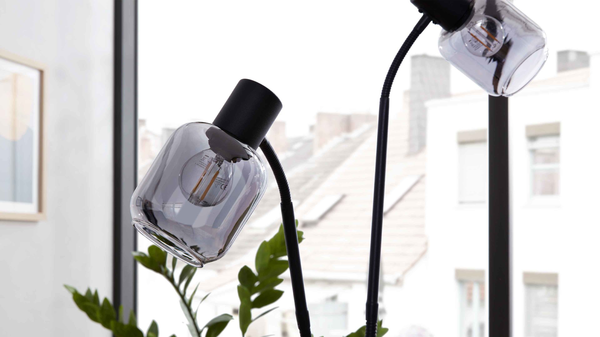 Stehleuchte Interliving aus Glas in Grau Interliving Leuchten Serie 9341 - Stehleuchte Rauchglas & Mattschwarz – Höhe ca. 148 cm