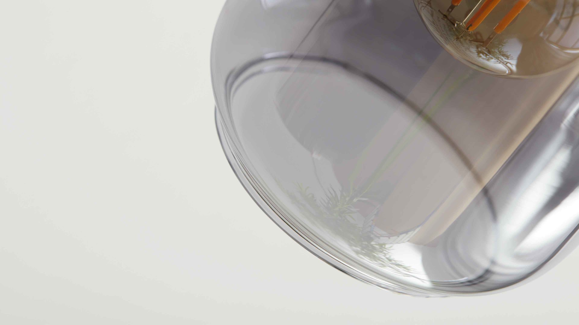 Deckenleuchte Interliving aus Glas in Grau Interliving Leuchten Serie 9341 - Deckenleuchte Rauchglas & Mattschwarz – Länge ca. 59 cm