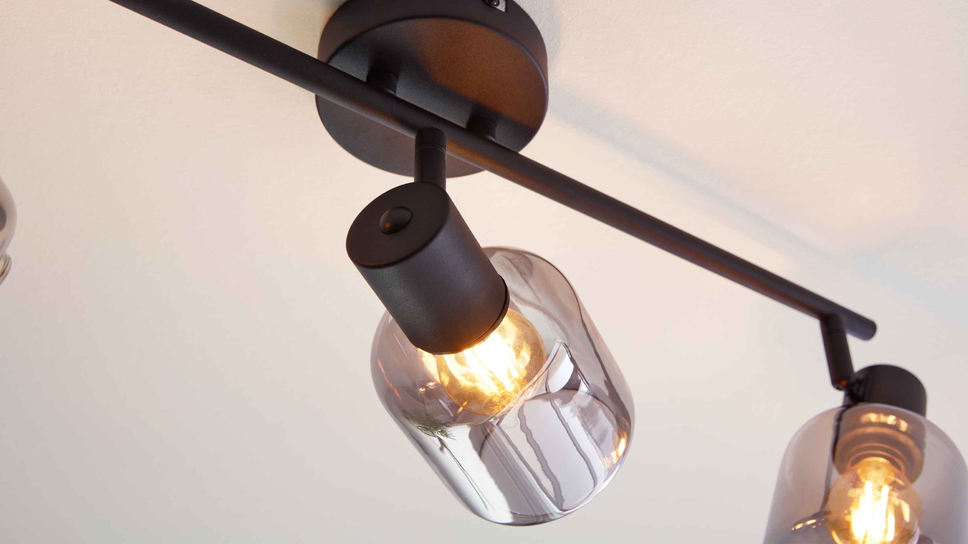 Deckenleuchte Interliving aus Glas in Grau Interliving Leuchten Serie 9341 - Deckenleuchte Rauchglas & Mattschwarz – Länge ca. 59 cm