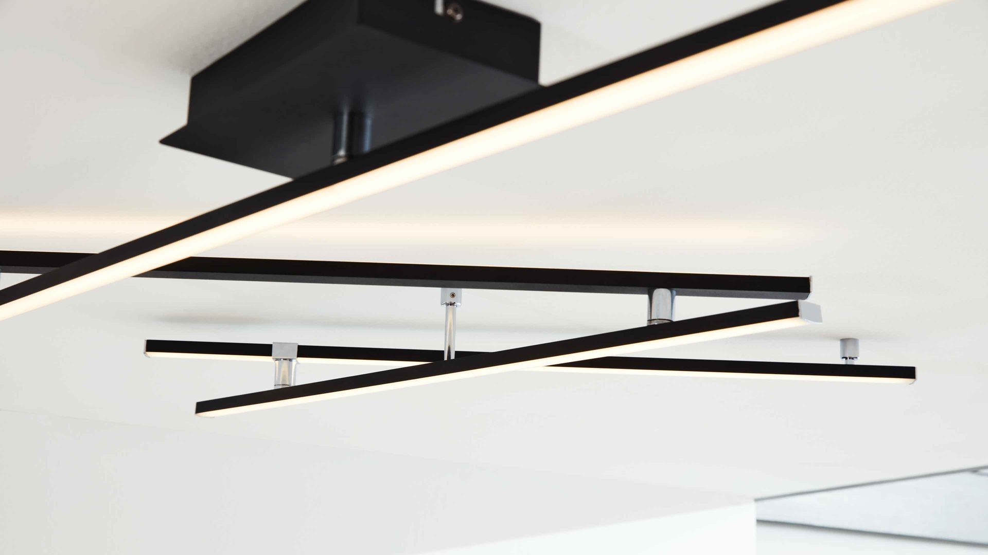 Deckenleuchte Interliving aus Metall in Schwarz Interliving Leuchten Serie 9339 - Deckenleuchte Mattschwarz – Länge ca. 345 cm