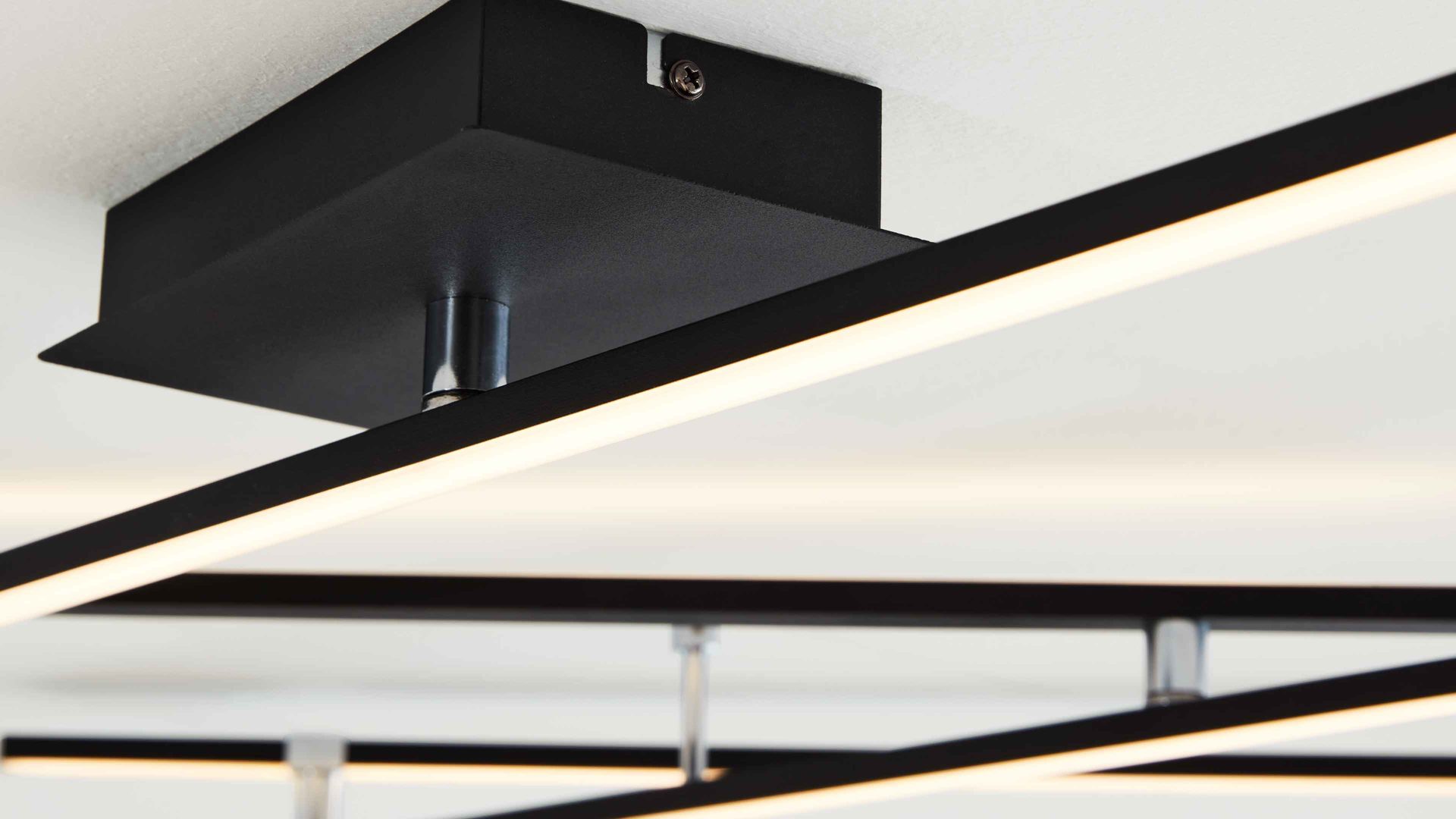 Deckenleuchte Interliving aus Metall in Schwarz Interliving Leuchten Serie 9339 - Deckenleuchte Mattschwarz – Länge ca. 345 cm