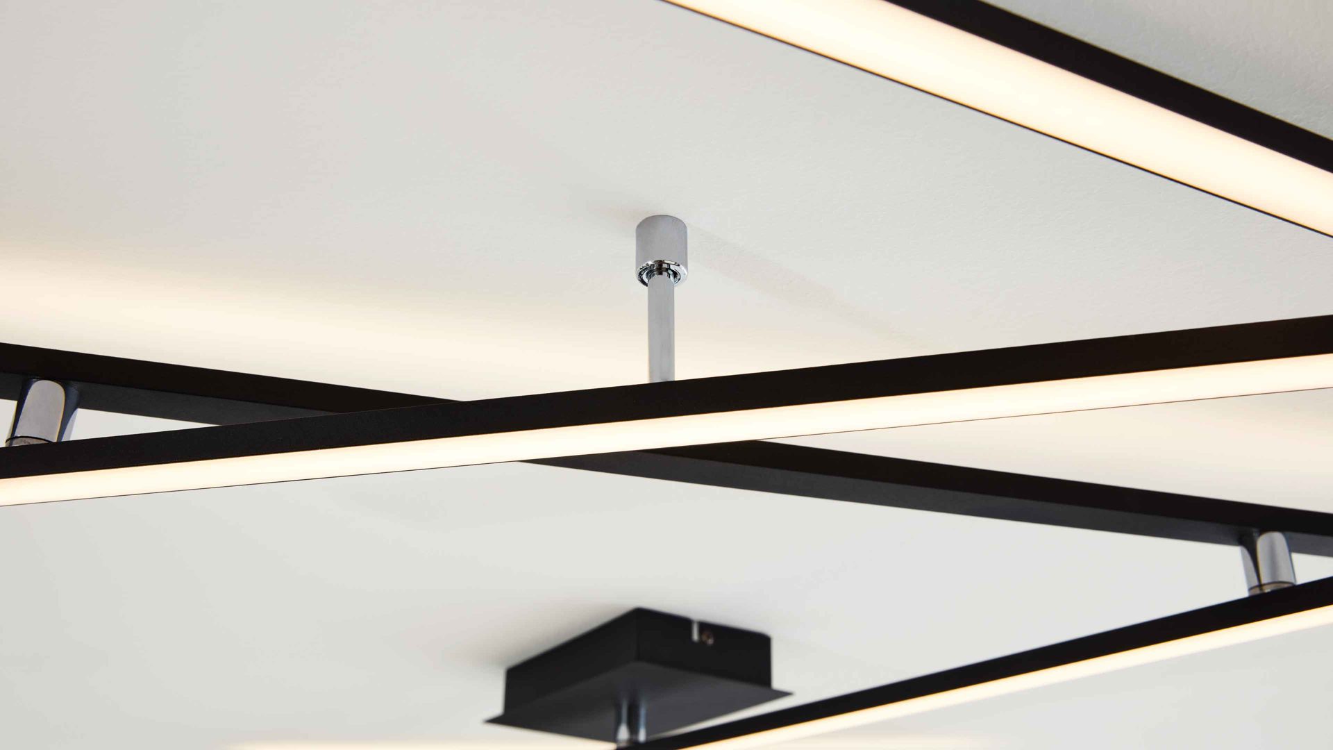 Deckenleuchte Interliving aus Metall in Schwarz Interliving Leuchten Serie 9339 - Deckenleuchte Mattschwarz – Länge ca. 345 cm