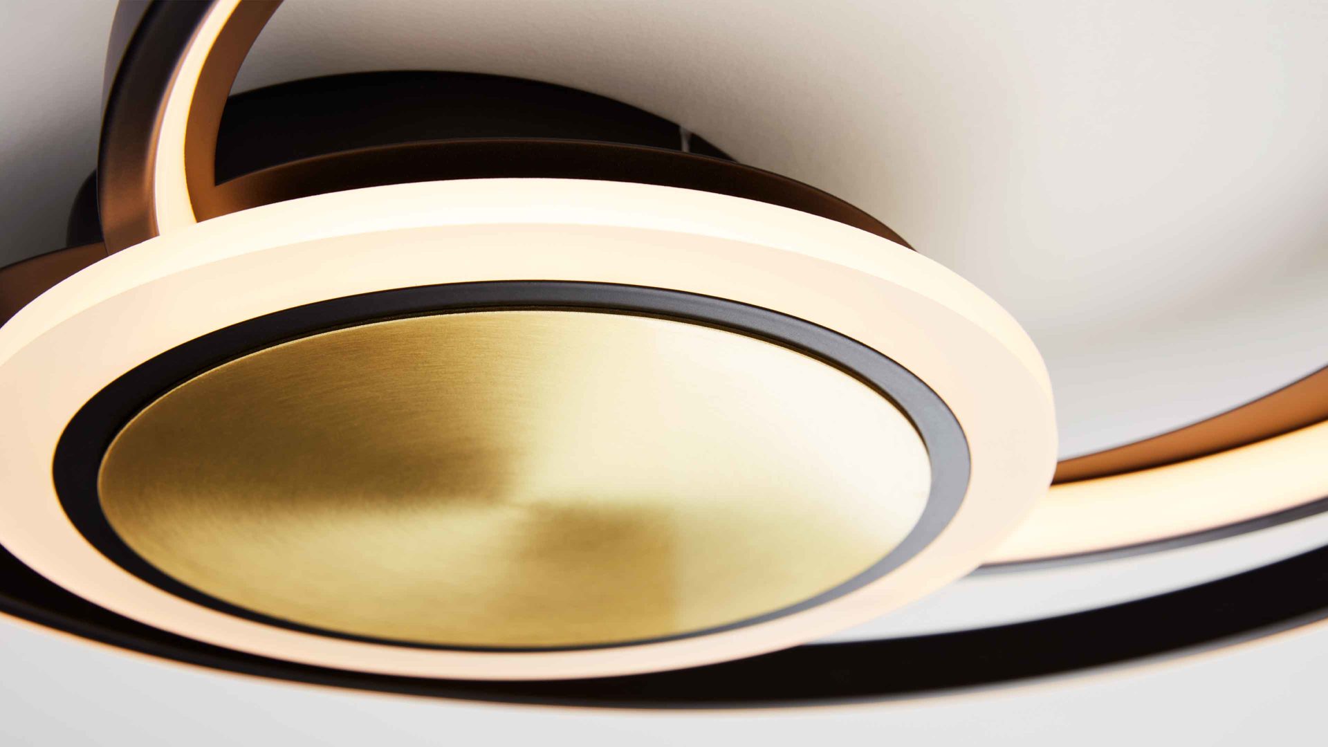 Deckenleuchte Interliving aus Metall in Schwarz Interliving Leuchten Serie 9329 - Deckenleuchte Schwarz & Messing – Durchmesser ca. 50 cm