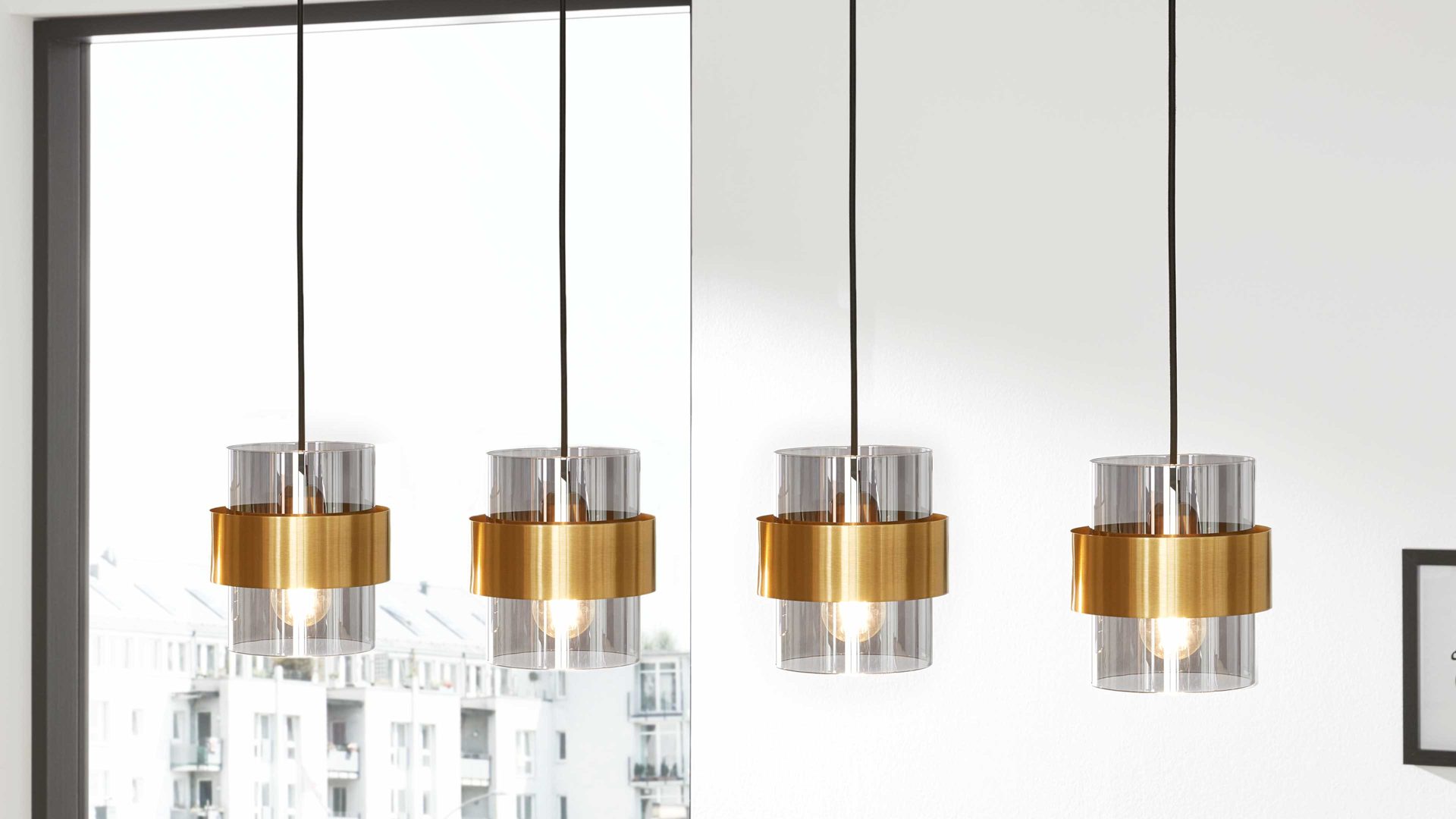 Pendelleuchte Interliving aus Glas in Grau Interliving Leuchten Serie 9333 - Hängeleuchte Rauchglas & Messing – Länge ca. 110 cm