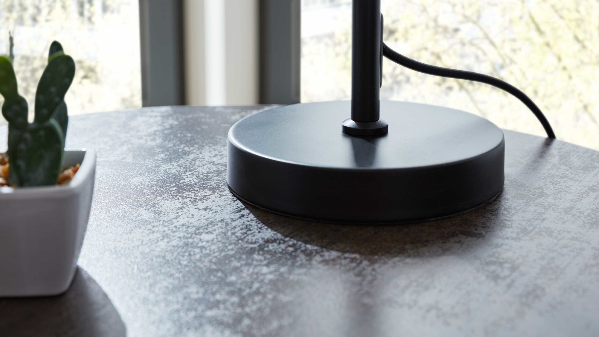 Tischleuchte Interliving aus Glas in Grau Interliving Leuchten Serie 9333 - Tischleuchte Rauchglas & Messing – Höhe ca. 49 cm