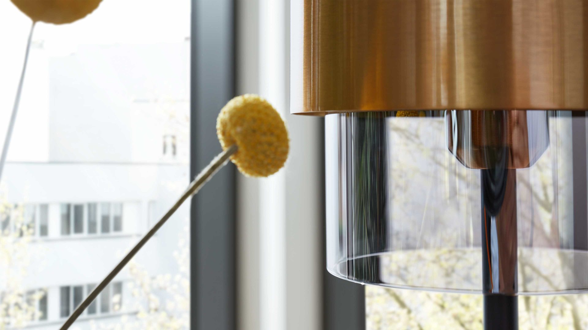 Tischleuchte Interliving aus Glas in Grau Interliving Leuchten Serie 9333 - Tischleuchte Rauchglas & Messing – Höhe ca. 49 cm