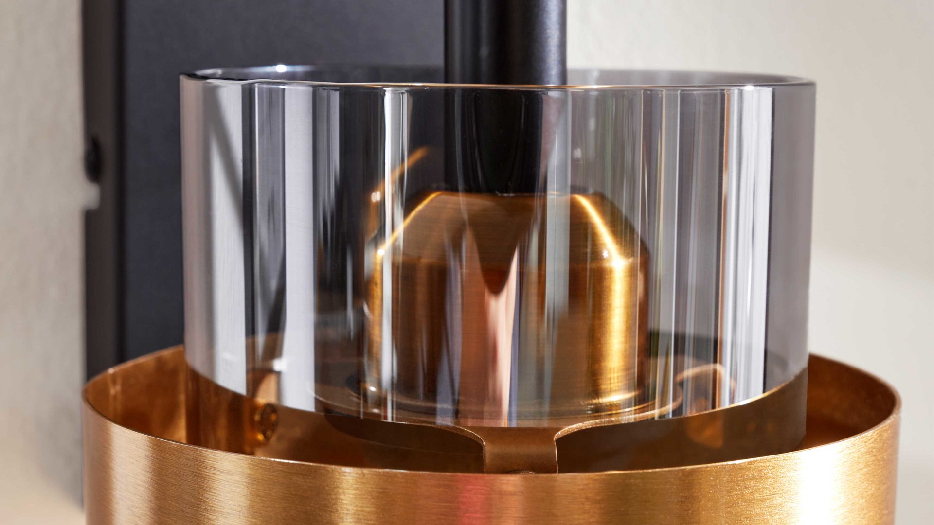 Wandleuchte Interliving aus Glas in Grau Interliving Leuchten Serie 9333 - Wandleuchte Rauchglas & Messing – Höhe ca. 20 cm