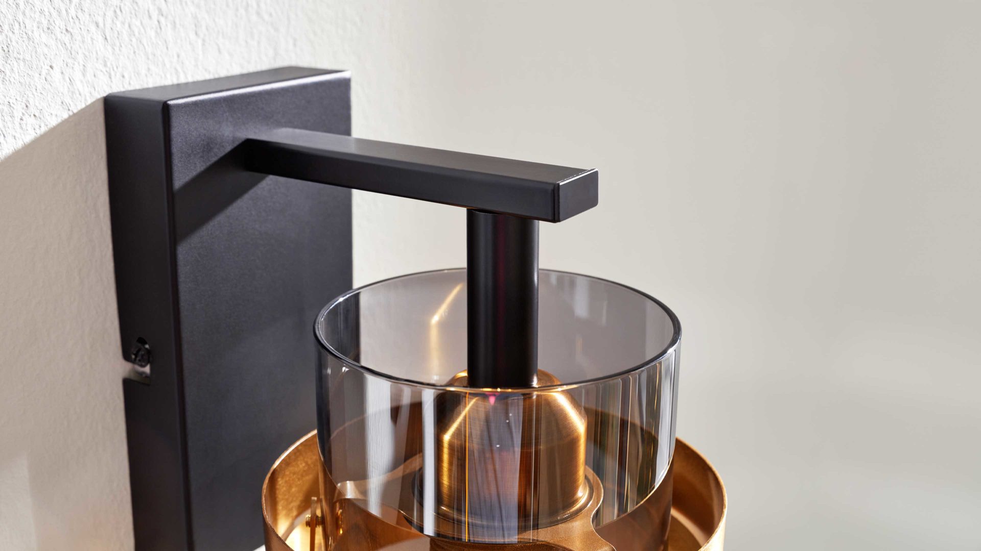 Wandleuchte Interliving aus Glas in Grau Interliving Leuchten Serie 9333 - Wandleuchte Rauchglas & Messing – Höhe ca. 20 cm