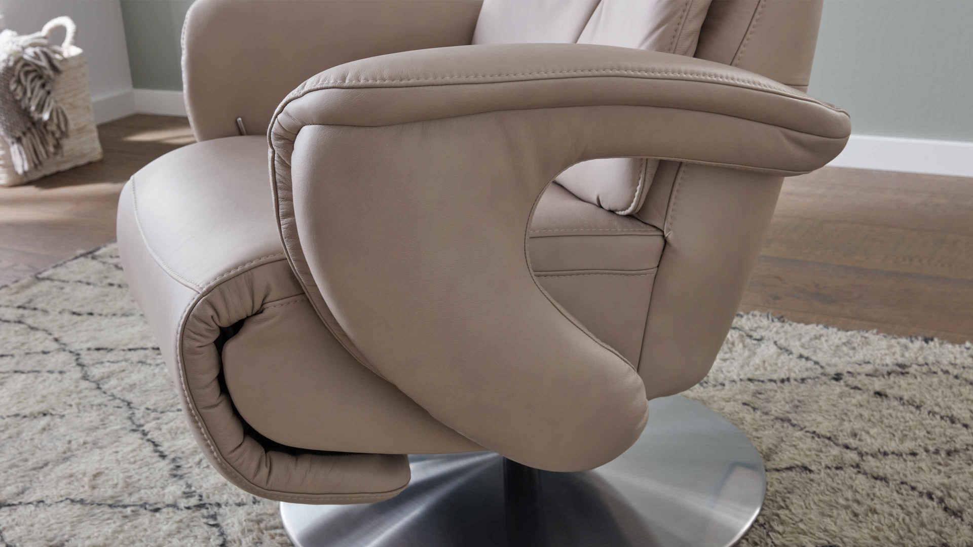 Relaxsessel comfortmaster besser sitzen, liegen, leben aus Leder in Hellgrau Comfortmaster CM-HU1157 - Relaxsessel B perlfarbenes LongLife-Leder Vivre & Tellerfuß - Ergonomie M