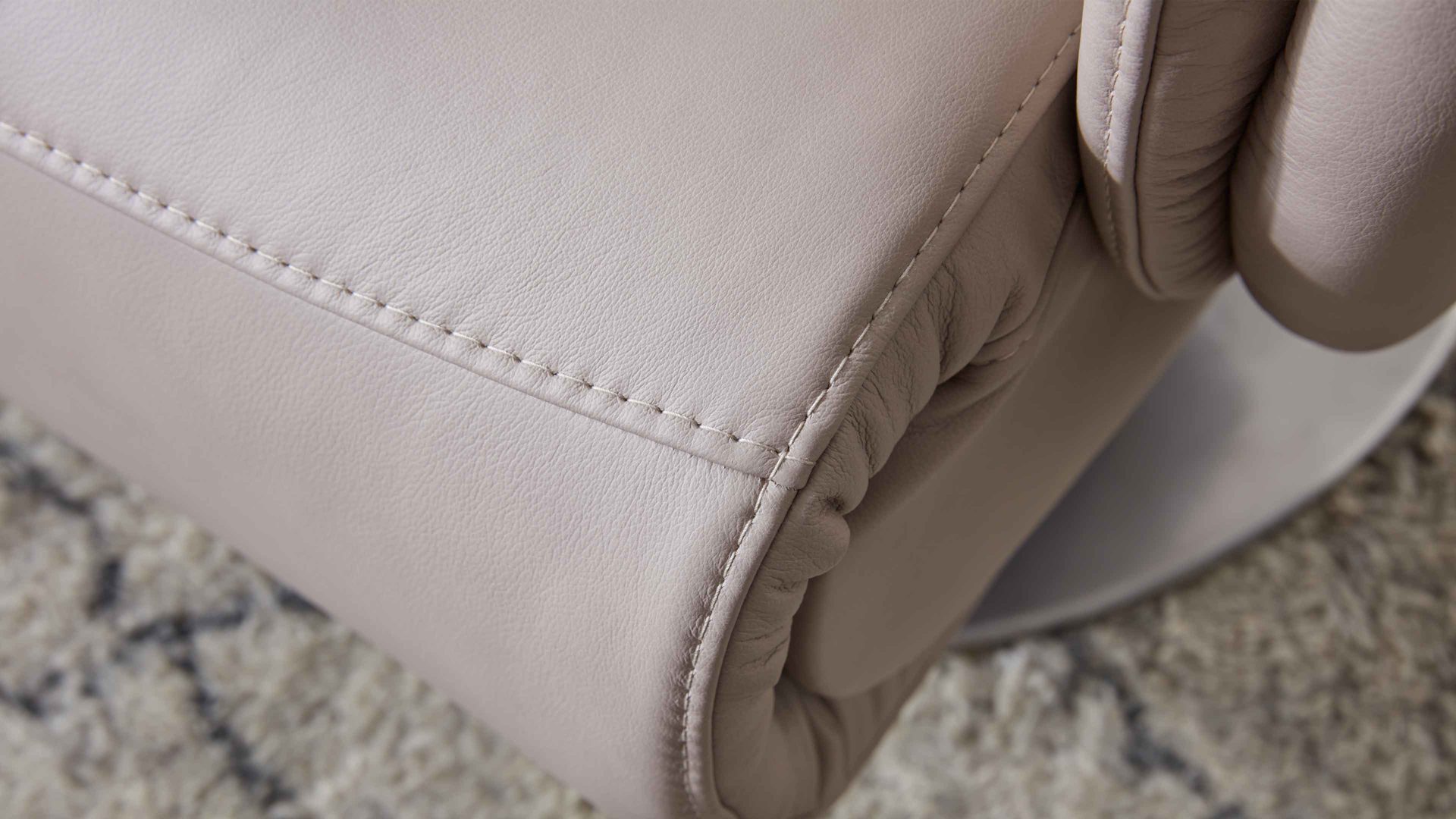 Relaxsessel comfortmaster besser sitzen, liegen, leben aus Leder in Hellgrau Comfortmaster CM-HU1157 - Relaxsessel B perlfarbenes LongLife-Leder Vivre & Tellerfuß - Ergonomie M