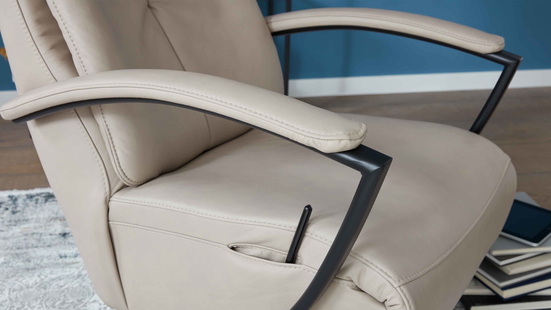 Relaxsessel comfortmaster besser sitzen, liegen, leben aus Leder in Hellgrau Comfortmaster CM-HU1157 - Relaxsessel B perlfarbenes LongLife-Leder Vivre & schwarzer Sternfuß - Ergonomie XL