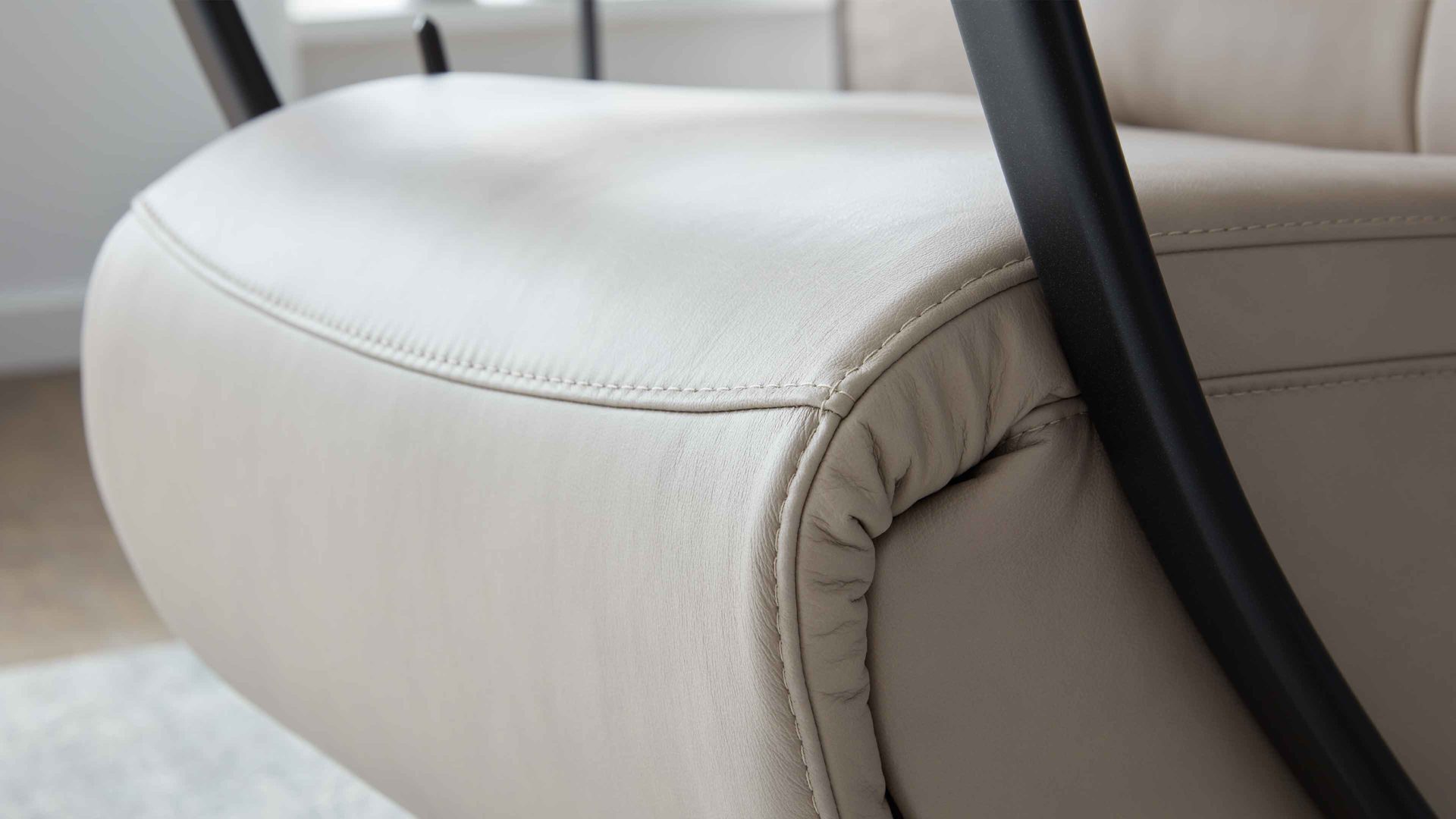 Relaxsessel comfortmaster besser sitzen, liegen, leben aus Leder in Hellgrau Comfortmaster CM-HU1157 - Relaxsessel B perlfarbenes LongLife-Leder Vivre & schwarzer Sternfuß - Ergonomie XL