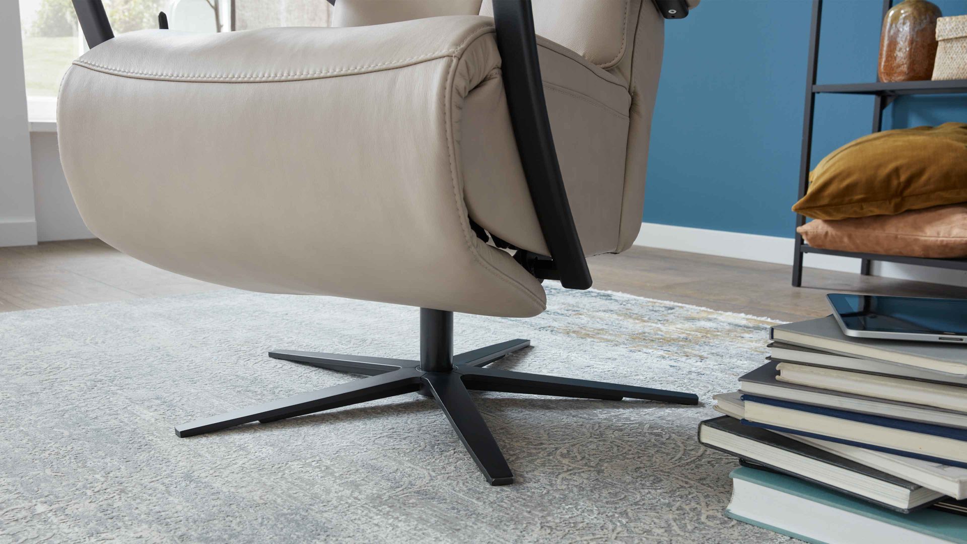 Relaxsessel comfortmaster besser sitzen, liegen, leben aus Leder in Hellgrau Comfortmaster CM-HU1157 - Relaxsessel B perlfarbenes LongLife-Leder Vivre & schwarzer Sternfuß - Ergonomie XL