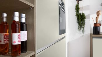 Einbauküche Interliving aus Holz in Grau Interliving Küche Serie 3053 mit AEG-Einbaugeräten Platingrau & Eiche Graphit Silber - zweizeilig