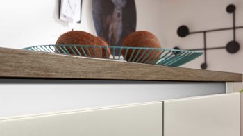 Einbauküche Interliving aus Holz in Grau Interliving Küche Serie 3102 mit AEG-Einbaugeräten Platingrau & Eiche Graphit Silber - zweizeilig