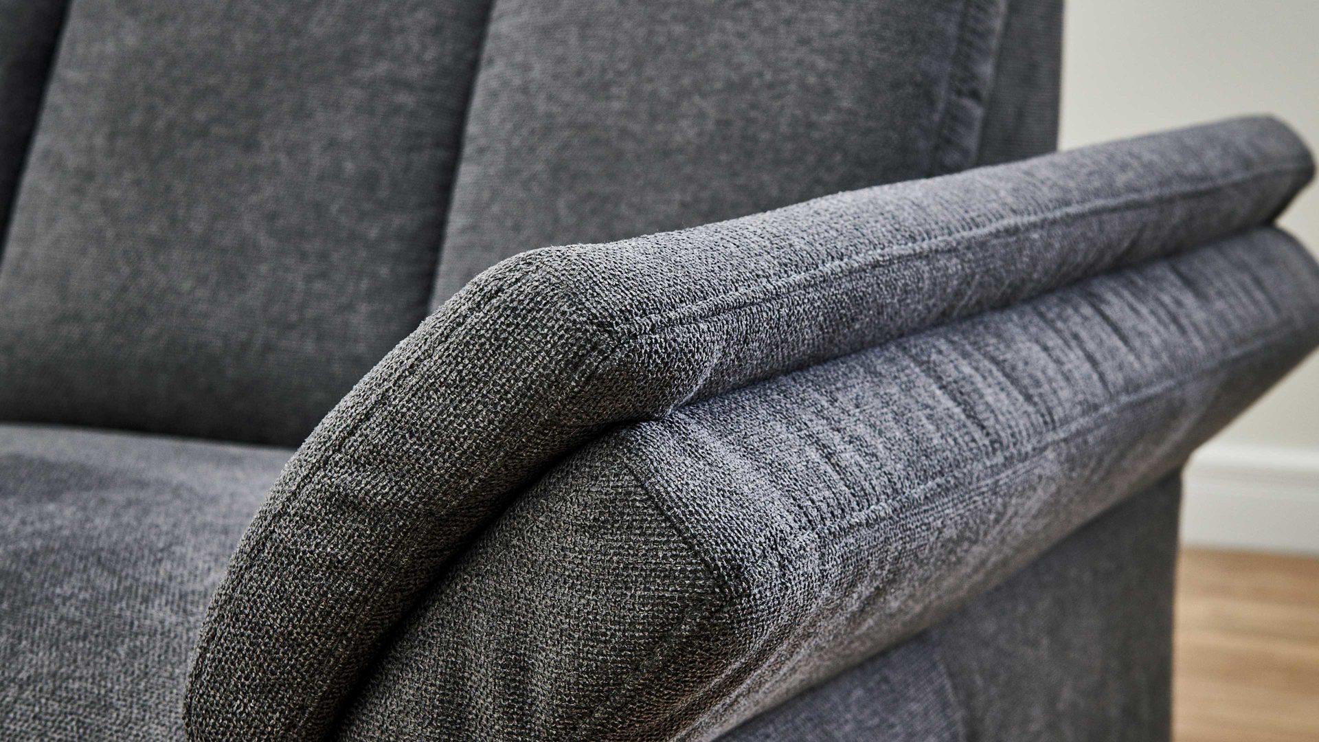 Dreisitzer OrthoSedis aus Stoff in Anthrazit Polsterprogramm OrthoSedis 4.0 - Rundsofa anthrazitfarbener Stoffbezug Sofia clean - Länge ca. 225 cm