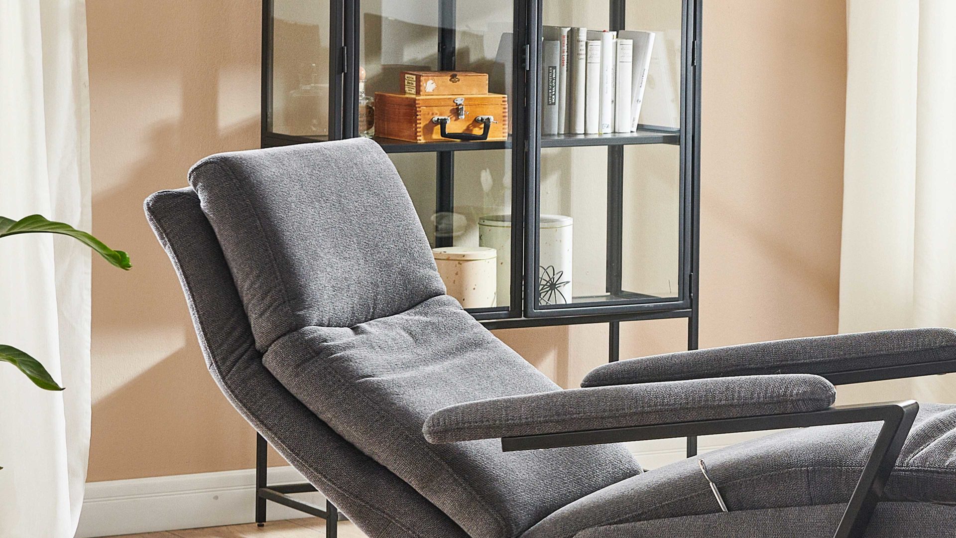 Relaxsessel OrthoSedis aus Stoff in Anthrazit Polsterprogramm OrthoSedis 4.0 - Relaxsessel L3 anthrazitfarbener Stoffbezug Sofia clean & schwarzer Sternfuß